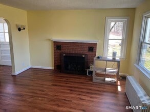 138 Mountain St in Ellington, CT - Foto de edificio - Building Photo