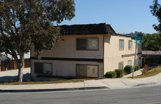 9906 Buena Vista Dr in Spring Valley, CA - Building Photo - Building Photo