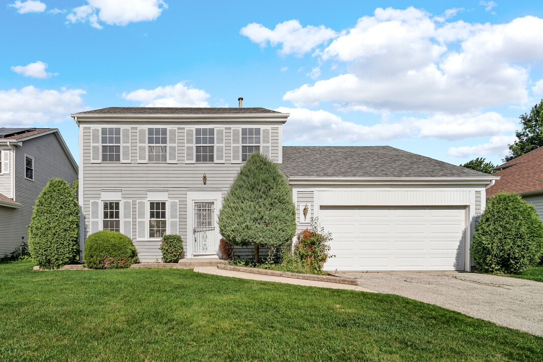 242 Stafford Dr in Mundelein, IL - Building Photo