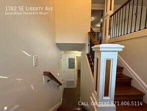 1382 SE Liberty Ave in Gresham, OR - Building Photo - Building Photo