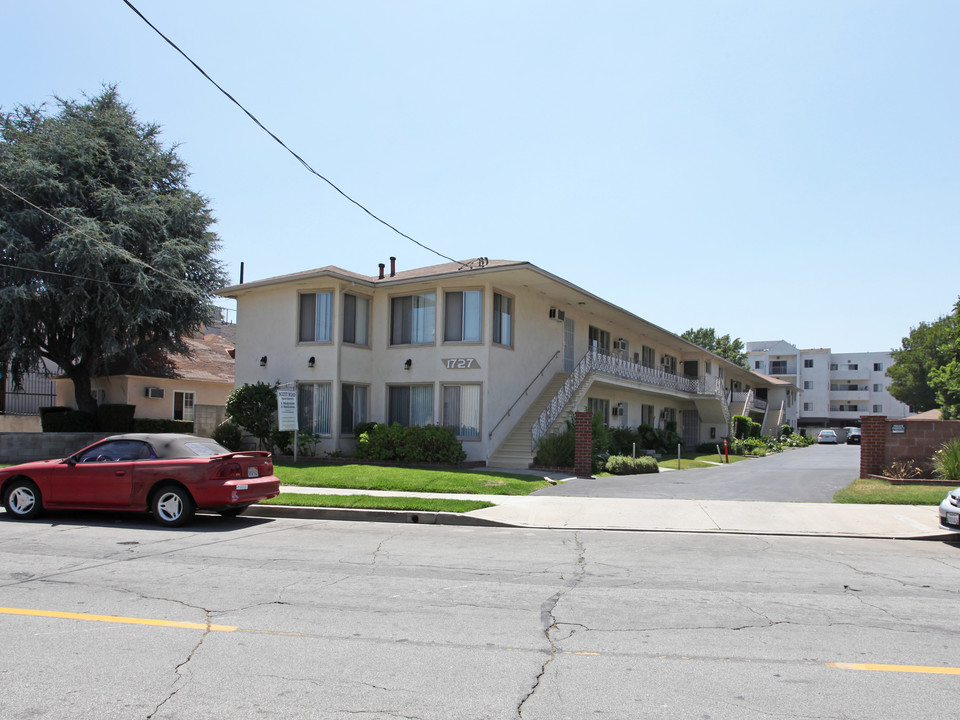 Scott Road Apartments in Burbank, CA - Building Photo