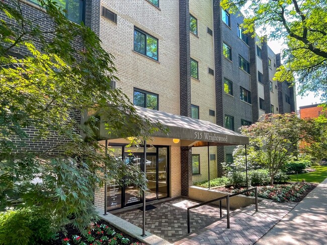 property at 515 W Wrightwood Ave
