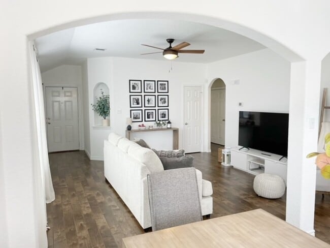 10202 Sun Ml in San Antonio, TX - Building Photo - Building Photo