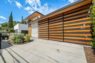 8617 Higuera St in Culver City, CA - Foto de edificio - Building Photo