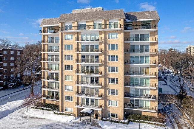 3200 W Bde Maka Ska Pky in Minneapolis, MN - Building Photo - Building Photo