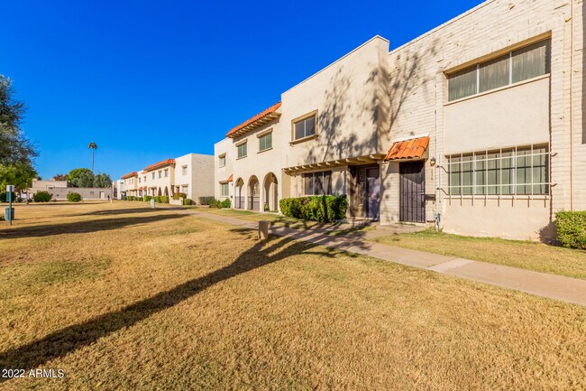 6937 E Osborn Rd in Scottsdale, AZ - Building Photo - Building Photo