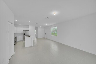 548 Rivergrass St in Port St. Lucie, FL - Building Photo - Building Photo
