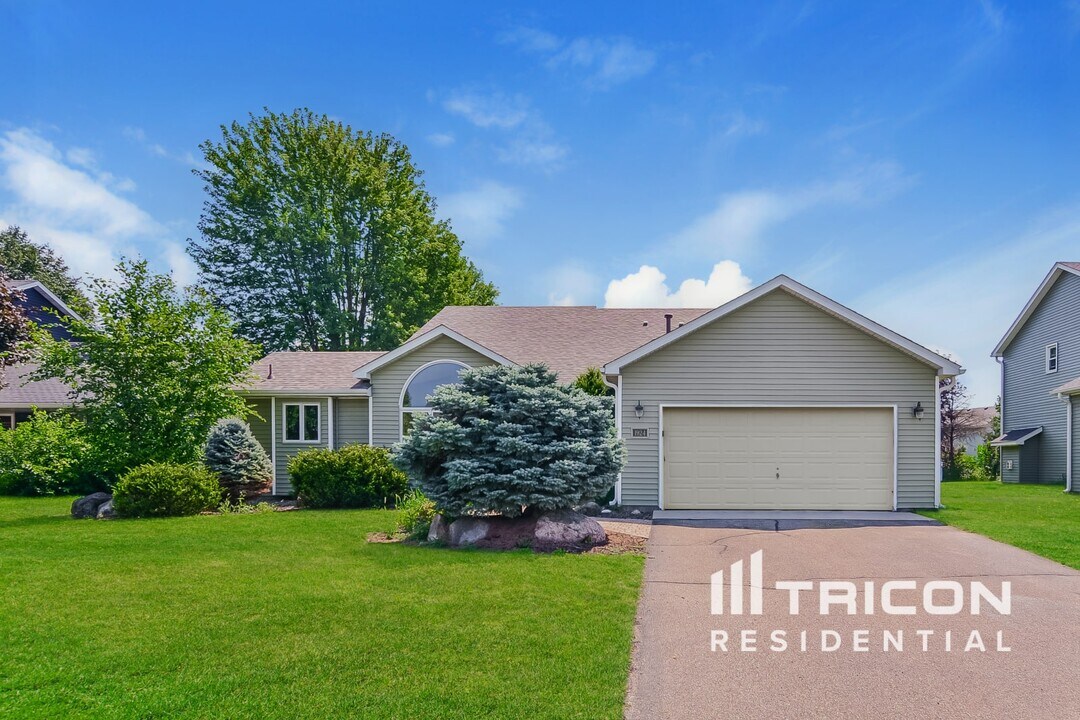 1924 French Trace Ave in Shakopee, MN - Building Photo