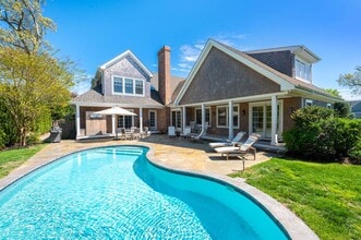 32 W Neck Cir in Southampton, NY - Foto de edificio - Building Photo