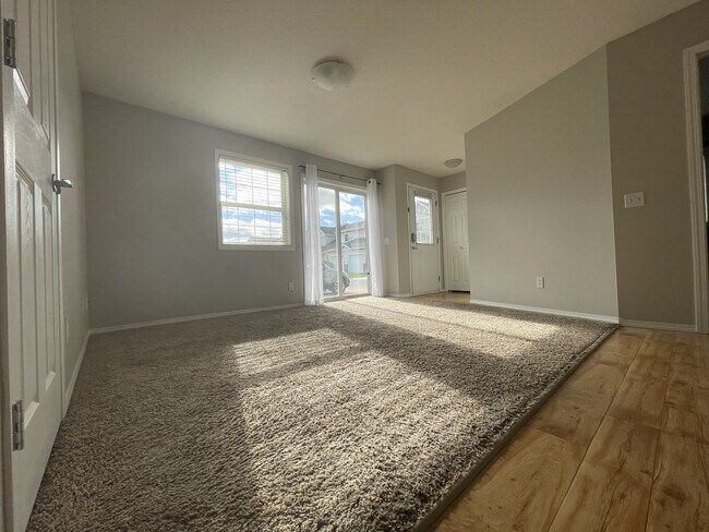 150 Edwards Dr SW in Edmonton, AB - Building Photo - Building Photo
