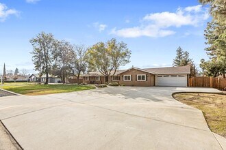 12308 Trieste Dr in Madera, CA - Building Photo - Building Photo
