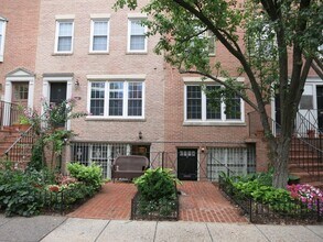 1755 Q St NW, Unit Apt A in Washington, DC - Foto de edificio - Building Photo