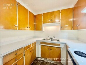 The Royal Apartments in Seattle, WA - Building Photo - Building Photo