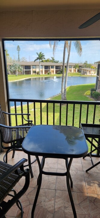 16881 Davis Rd, Unit 125 in Ft. Myers, FL - Foto de edificio