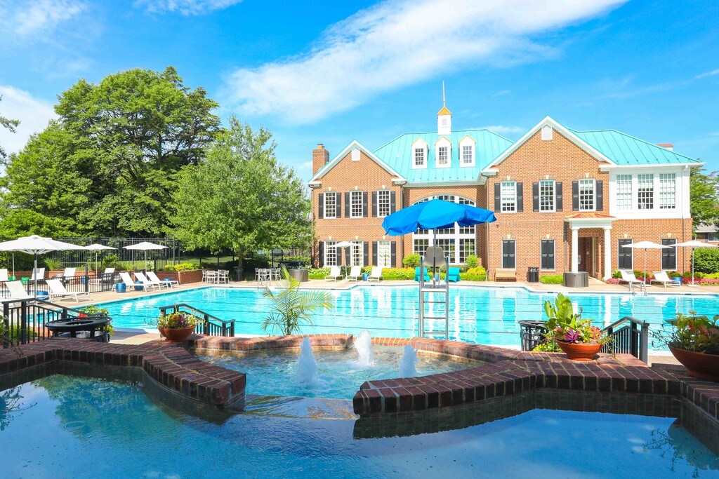 Fairfax Square Apartments in Fairfax, VA