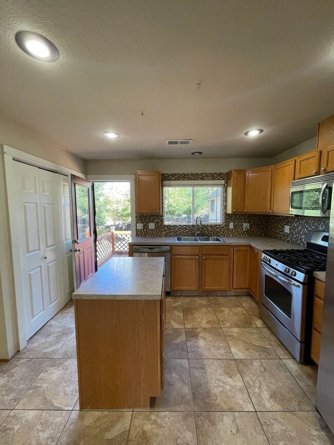 431 Upham St in Klamath Falls, OR - Building Photo - Building Photo