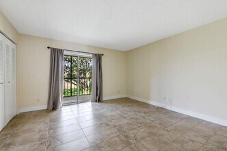 1529 Meadows Cir W, Unit 1529 in Boynton Beach, FL - Building Photo - Building Photo