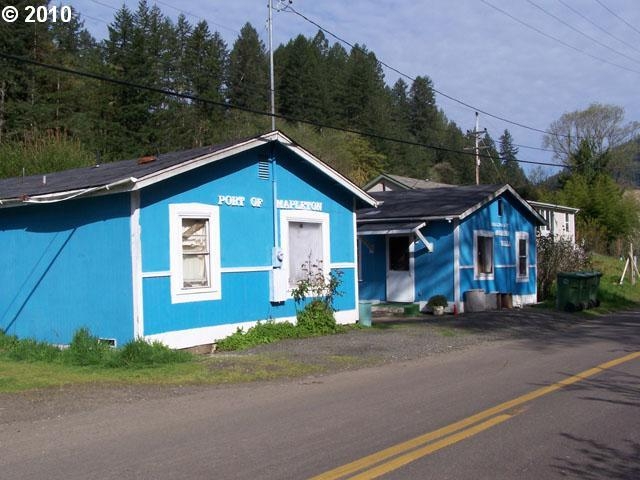 Marina Villa in Mapleton, OR - Building Photo