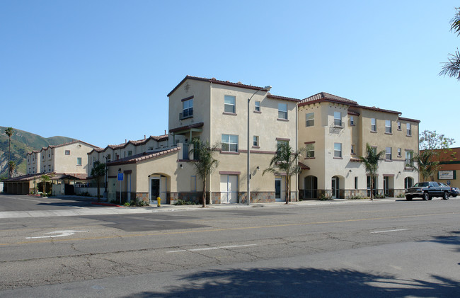 Courtyard at Harvard Family Apartments in Santa Paula, CA - Foto de edificio - Building Photo