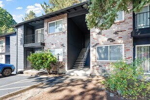 Royal Pines in Beaverton, OR - Building Photo