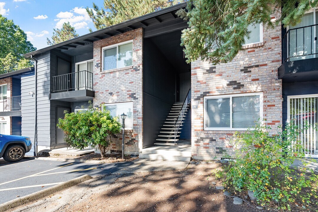 Royal Pines in Beaverton, OR - Building Photo