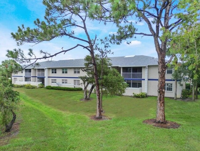 1508 SE Royal Green Cir in Port St. Lucie, FL - Building Photo - Building Photo