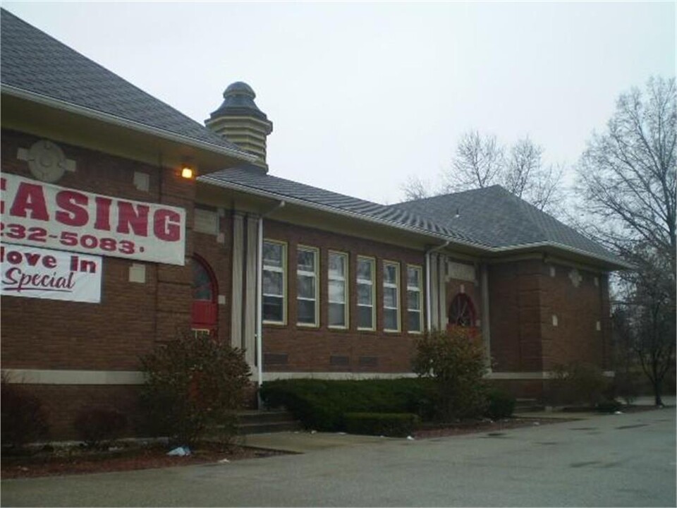 Maryland School Apartments in Terre Haute, IN - Building Photo