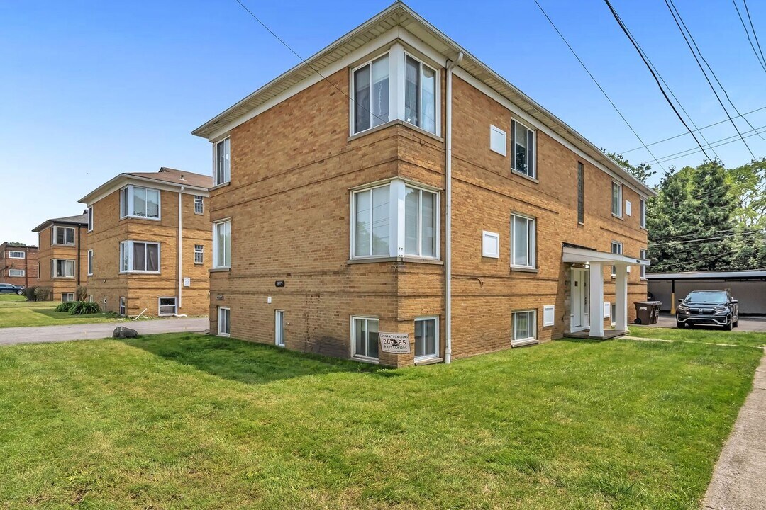 18997 Hilliard Blvd in Rocky River, OH - Building Photo