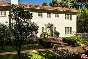 1004 N Beverly Dr in Beverly Hills, CA - Building Photo