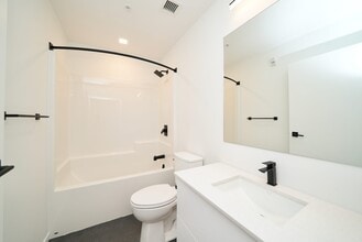 127 Bannatyne Av in Winnipeg, MB - Building Photo - Building Photo