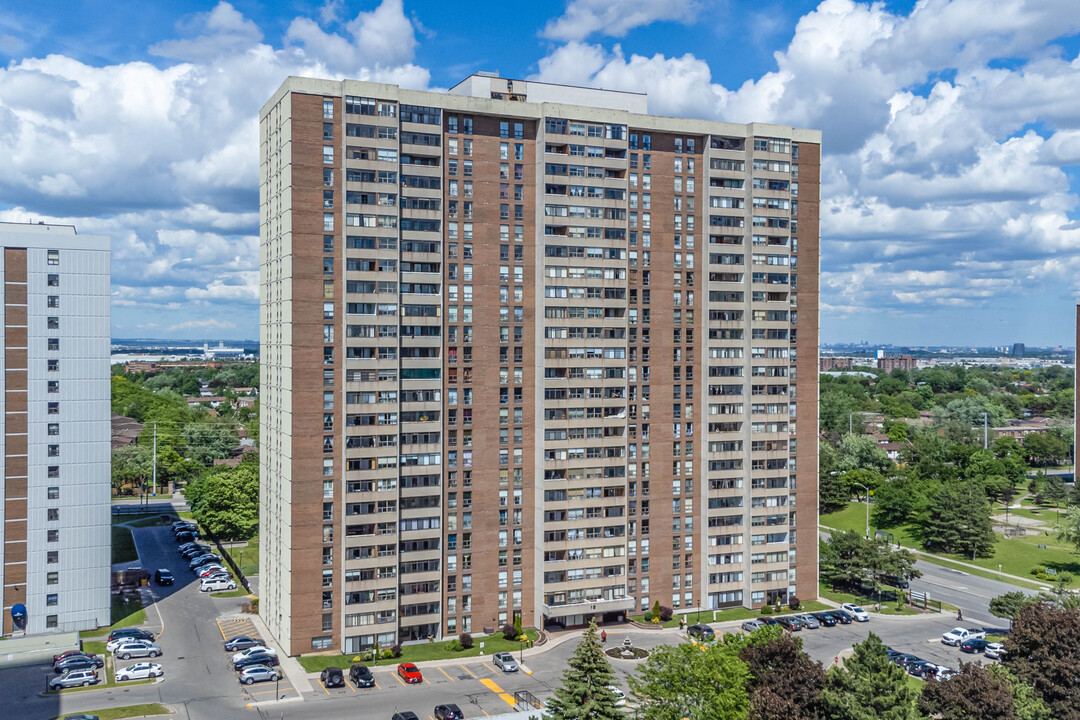 The Brampton in Brampton, ON - Building Photo