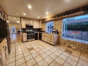 6940 Queens Ct in Moorpark, CA - Building Photo - Building Photo