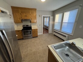 15 Dover St, Unit Dover 2nd Floor in Hartford, CT - Building Photo