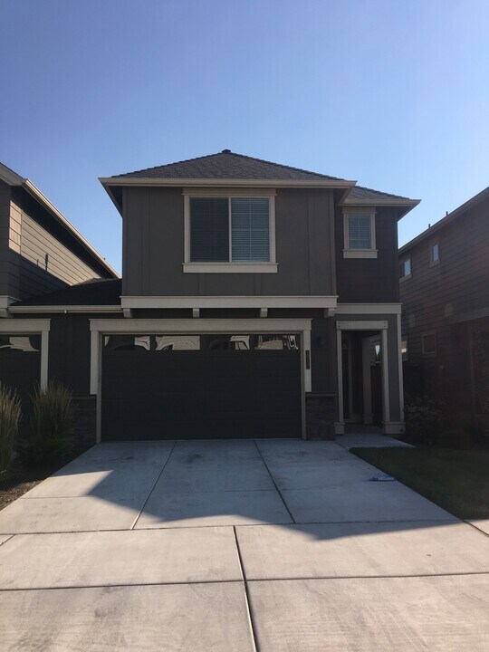 20732 NE Sierra Dr in Bend, OR - Building Photo