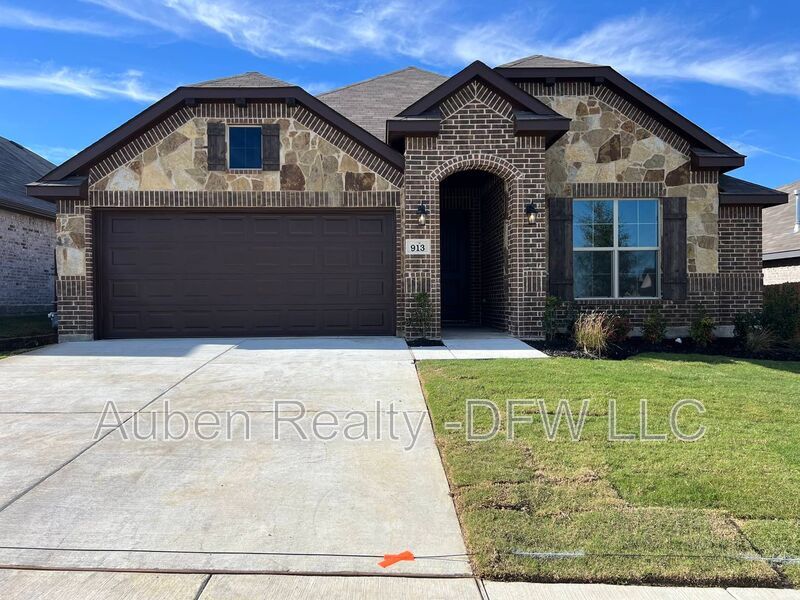 913 Beverly Dr in Cleburne, TX - Building Photo