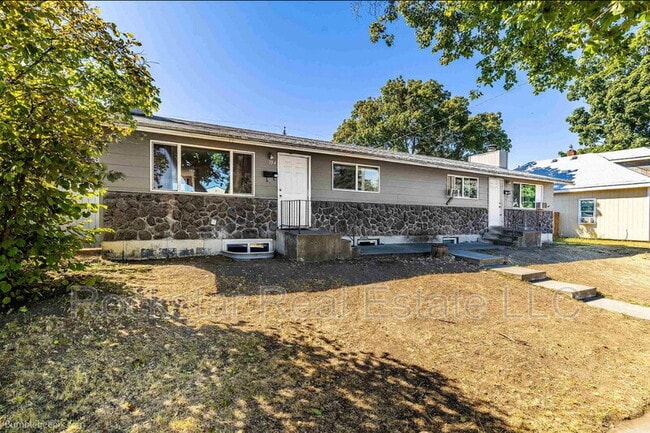 property at 704 E Bridgeport Ave