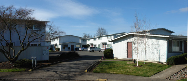 Mckenzie Townhouses in Eugene, OR - Building Photo - Building Photo