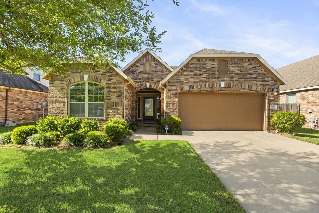 9430 Harmony Lake Ln in Richmond, TX - Building Photo