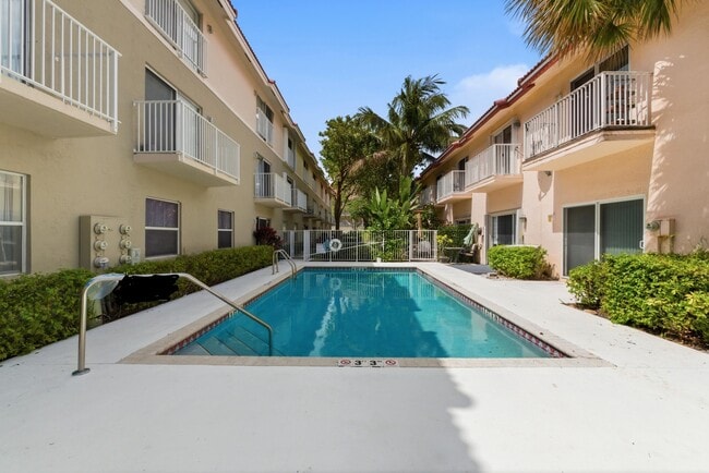 2445 NE 14th St in Pompano Beach, FL - Building Photo - Building Photo