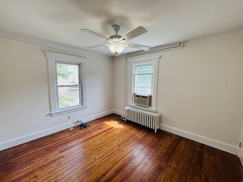 133 Berry Hill Rd, Unit 2 in Oyster Bay, NY - Building Photo