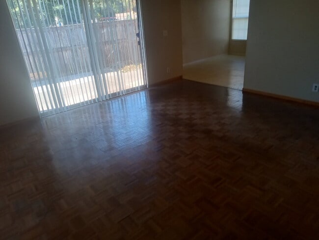 property at 927 W 8th St