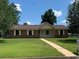 2800 Nottingham Way in Dothan, AL - Building Photo