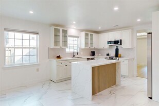 5731 S Braeswood Blvd in Houston, TX - Building Photo