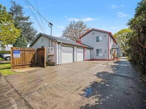 9806 SE Henry St in Portland, OR - Building Photo - Building Photo