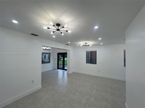 5271 SW 5th St in Coral Gables, FL - Foto de edificio - Building Photo