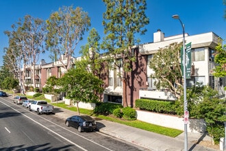 6323 Reseda Blvd in Tarzana, CA - Building Photo - Building Photo