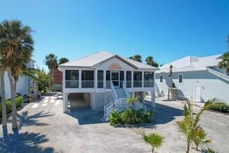 240 Seabreeze Ct in Boca Grande, FL - Foto de edificio - Building Photo