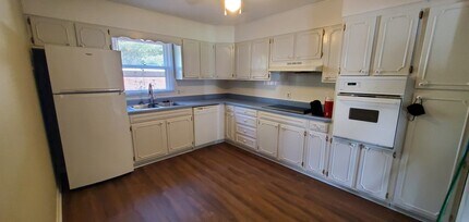 102 Boyd Dr in Flat Rock, NC - Building Photo - Building Photo