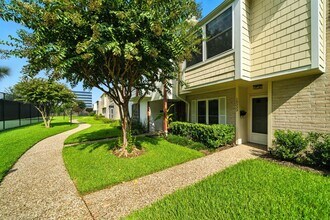 10333 Longmont Dr in Houston, TX - Building Photo - Building Photo