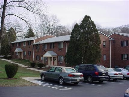 Lawrence Court Apartments in Broomall, PA - Building Photo